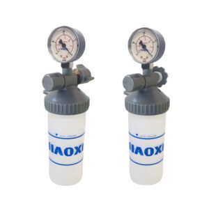 O Vacuômetro utiliza a pressão negativa, gerada pela rede ou gerador de vácuo, para espirar e coletar as secreções em um frasco, a pressão de vácuo é controlada através de volante de regulagem e do manômetro é possível regular e visualizar a sucção do produto. O Vácuo é fechado pela boia quando a secreção dentro do frasco aciona a mesma, para evitar que a secreção vá para a rede de vácuo do hospital.