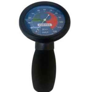Manômetro manual e portátil utilizado para insuflar e verificar a pressão do Cuff (balonete interno) dos tubos endotraqueais e cânulas de traqueostomia de baixa pressão e alto volume, reduzindo o risco de bronco aspiração e consequentemente a ocorrência de quadros de pneumonia por microaspirações pela incorreta insuflação e manutenção da pressão do balão interno, como também, o risco de isquemia e necrose tecidual devido alta pressão do cuff. Apresenta uma escala de aferição de 0 a 100 cmH₂O, com faixas de pressão codificadas por cores que tornam o manuseio simples e extremamente seguro. Produto não estéril Embalagem individual.